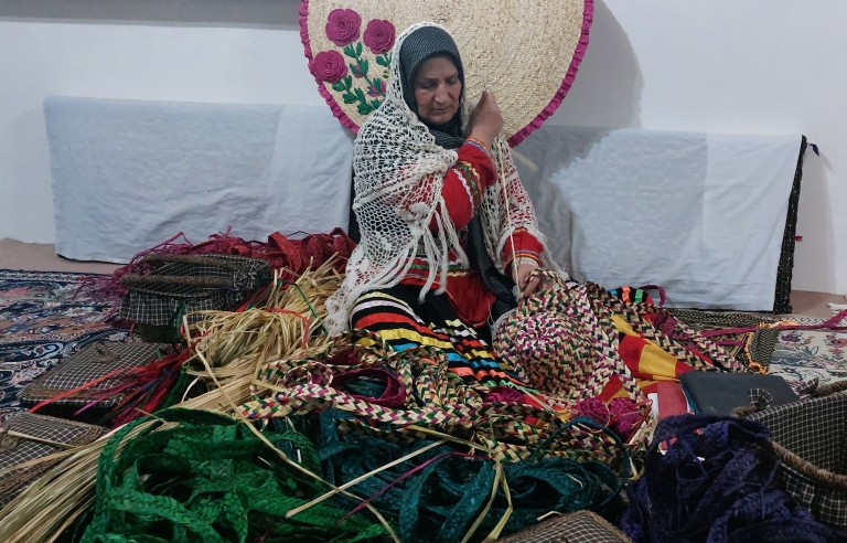 بانوی حصیر ایران ؛داستان زنی که به کمتر از دیده شدن قانع نشد